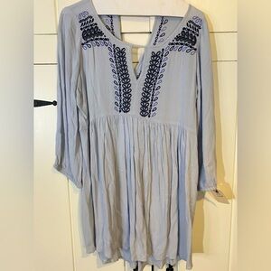A Pea in the Pod Grey Blue Embroidered Babydoll Maternity Tunic Top. Size Small.